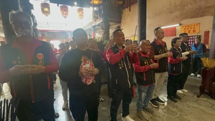 里里港玉賢宮帶領信眾回到祖廟溯源，表達感恩之意。（圖／里港玉賢宮提供）