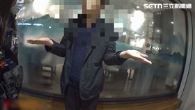 金男向周姓女警解釋自己只是想找手機。（圖／翻攝畫面）