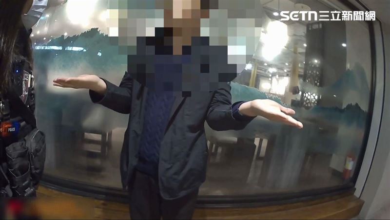金男向周姓女警解釋自己只是想找手機。(圖/翻攝畫面)