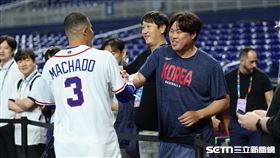 WBC複賽，多明尼加三壘手馬查多（Manny Machado）和前隊友柳賢振相見。（圖／特派記者劉彥池攝影）