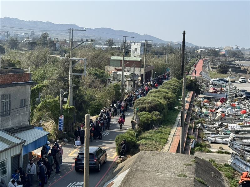 白沙屯拱天宮媽祖徒步進香報名第3日,排隊人龍綿延1公里。(圖/翻攝畫面)