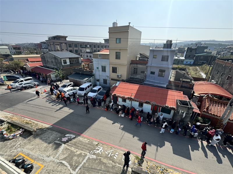 徒步進香報名第3天,香燈腳人數突破30萬,廟方加班18小時加派人手受理。(圖/翻攝畫面)