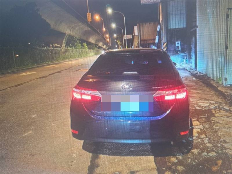 葉男疑似超車跨越分向線，撞擊對向騎摩托車的珮珮兒。（圖／翻攝自臉書）