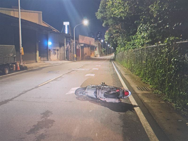 珮珮兒被轎車撞飛，車子也倒在路中央。（圖／翻攝自臉書）