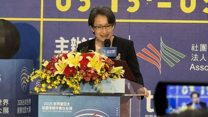 副總統蕭美琴出席2026年加盟展,大讚台灣早餐文化與珍奶展現強大軟實力。她強調政府將以AI數位轉型為工具,做微型創業者的後盾,解決人力短缺,讓服務業共享GDP成長8.6%的果實。(圖/記者師瑞德攝影)