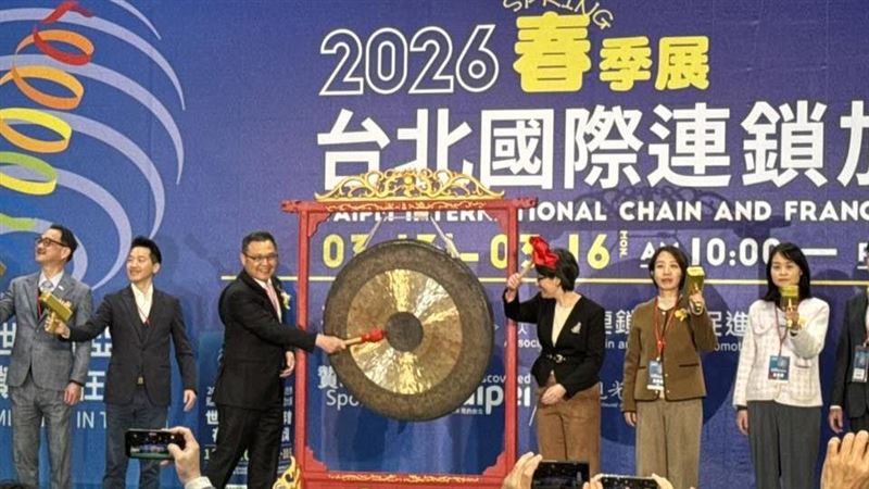 副總統蕭美琴出席2026年加盟展,大讚台灣早餐文化與珍奶展現強大軟實力。她強調政府將以AI數位轉型為工具,做微型創業者的後盾,解決人力短缺,讓服務業共享GDP成長8.6%的果實。(圖/記者師瑞德攝影)