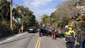 自撞車禍翻車現場。（圖／翻攝畫面）