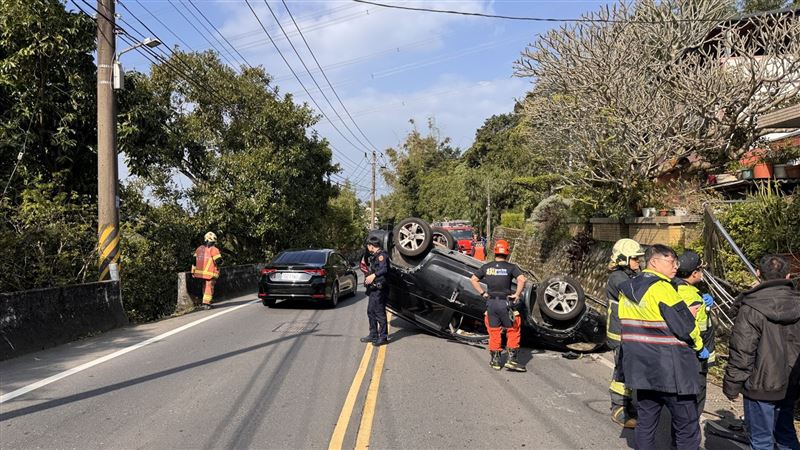 自撞車禍翻車現場。（圖／翻攝畫面）