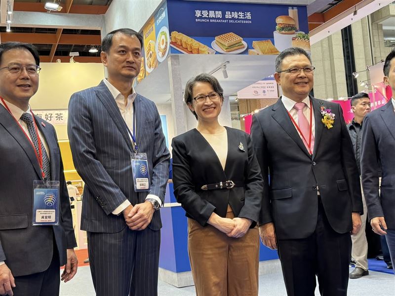 副總統蕭美琴出席加盟展大談最喜歡吃的美食,自爆最愛台灣「巷弄早餐」並渴望維安不擾民去試吃。她分享珍奶在美從法拉盛邊緣走向主流的觀察,盛讚飲食軟實力讓世界聞到台灣能量,這種有溫度的外交比科技更深植人心!(圖/記者師瑞德攝影)