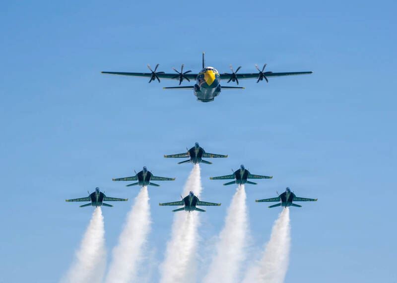 圖為「藍天使」特技小組與其C-130J後勤機「胖伯特」。（圖／翻攝自DVIDS網站）