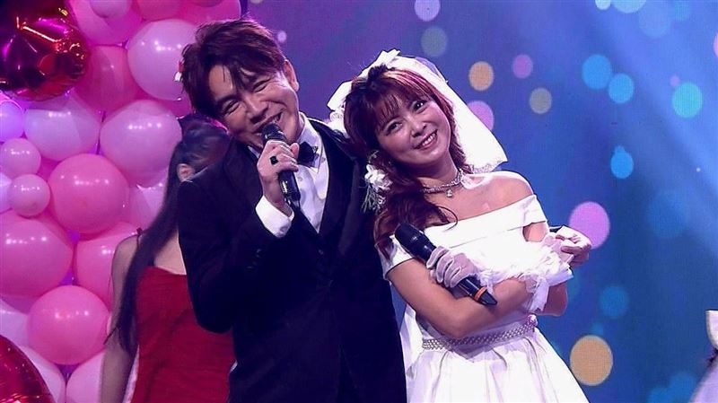 主持人許志豪攜手翁鈺鈞,上演甜蜜又誇張的「結婚戲碼」。(圖/三立提供)