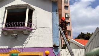 新／土城摩鐵竄火煙　疏散數十住客搶救中