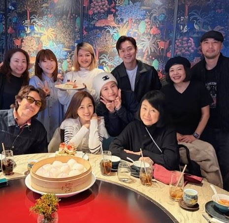 今天謝安琪迎來49歲生日，昨日特地在社群平台分享一組開年飯照片，提前與工作團隊共慶農曆生日。（圖／翻攝自謝安琪IG）