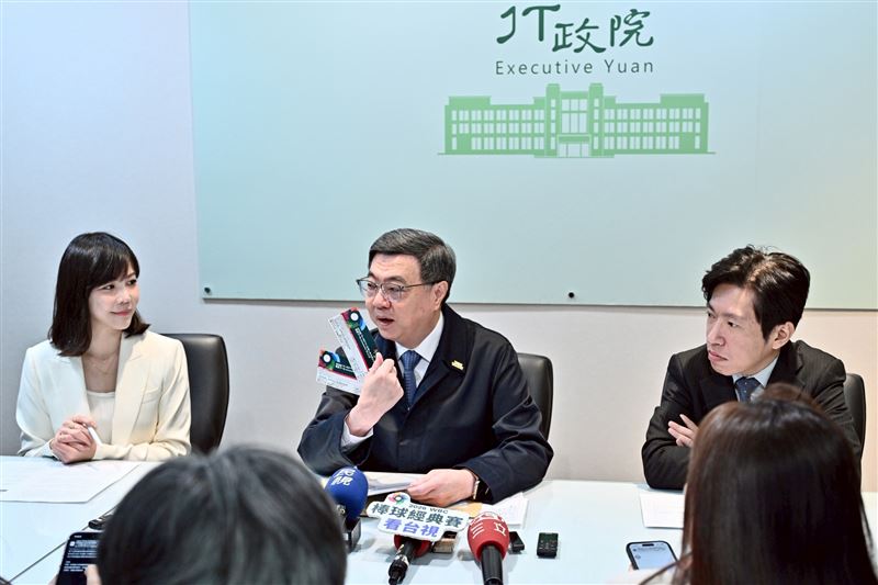 行政院長卓榮泰、秘書長張惇涵、發言人李慧芝13日公開赴日包機相關單據。（圖／政院提供）