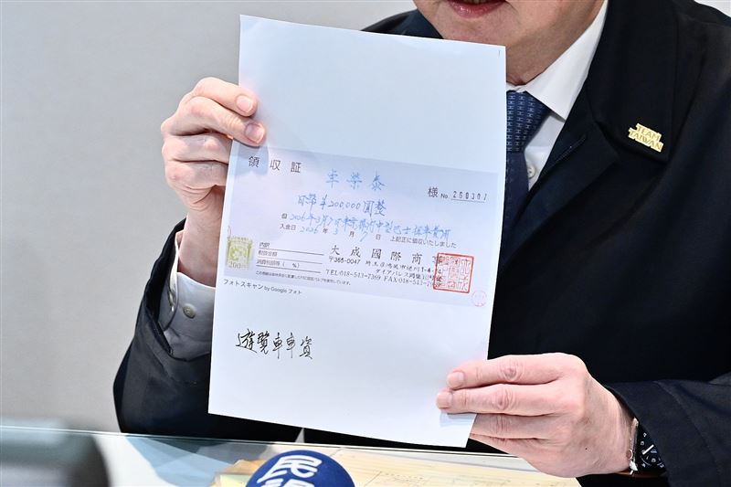 行政院長卓榮泰、秘書長張惇涵、發言人李慧芝13日公開包機相關單據。（圖／政院提供）