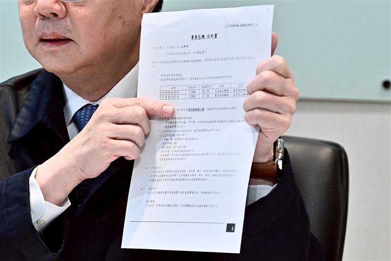 行政院長卓榮泰、秘書長張惇涵、發言人李慧芝13日公開包機單據。(圖/政院提供)