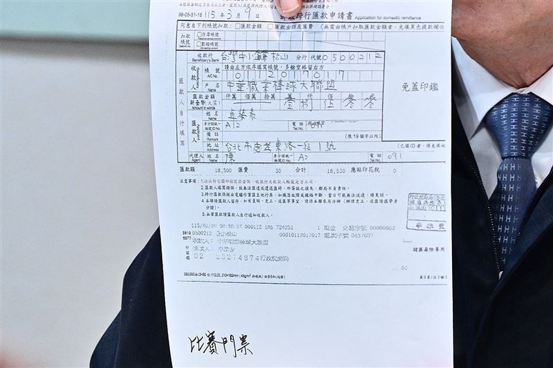 行政院長卓榮泰、秘書長張惇涵、發言人李慧芝13日公開包機相關單據。（圖／政院提供）