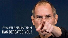 《蘋果之道》曝光外界不知道的蘋果公司10個秘密、書寫：蘋果如何穿梭在人文藝術與科技的交會點，改寫人類生活型態。（圖／翻攝自IG @stevejobsok、翻攝自天下文化YT、天下文化提供） 