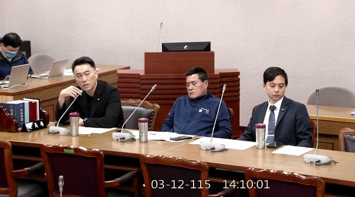 黃仁被抓包協商時坐在林沛祥跟牛煦庭之間「睡翻」(圖/翻攝畫面)