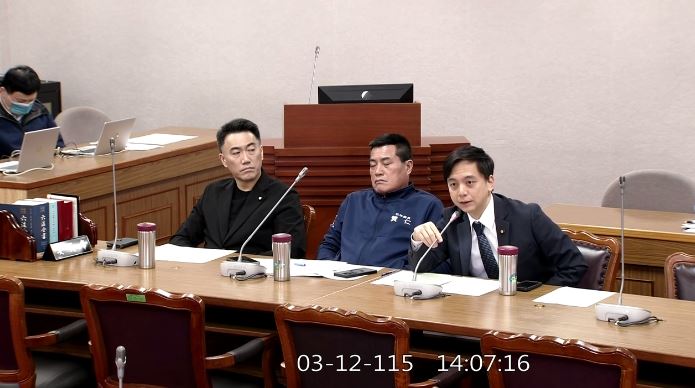 黃仁被抓包協商時坐在林沛祥跟牛煦庭之間「睡翻」(圖/翻攝畫面)