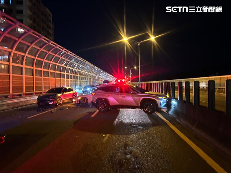 保時捷凱燕追撞保時捷911,又推撞前方3車,釀5車事故5人受傷。(圖/翻攝畫面)