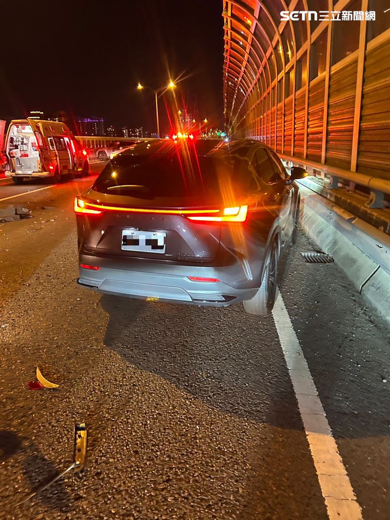 保時捷凱燕追撞保時捷911,又推撞前方3車,釀5車事故5人受傷。(圖/翻攝畫面)