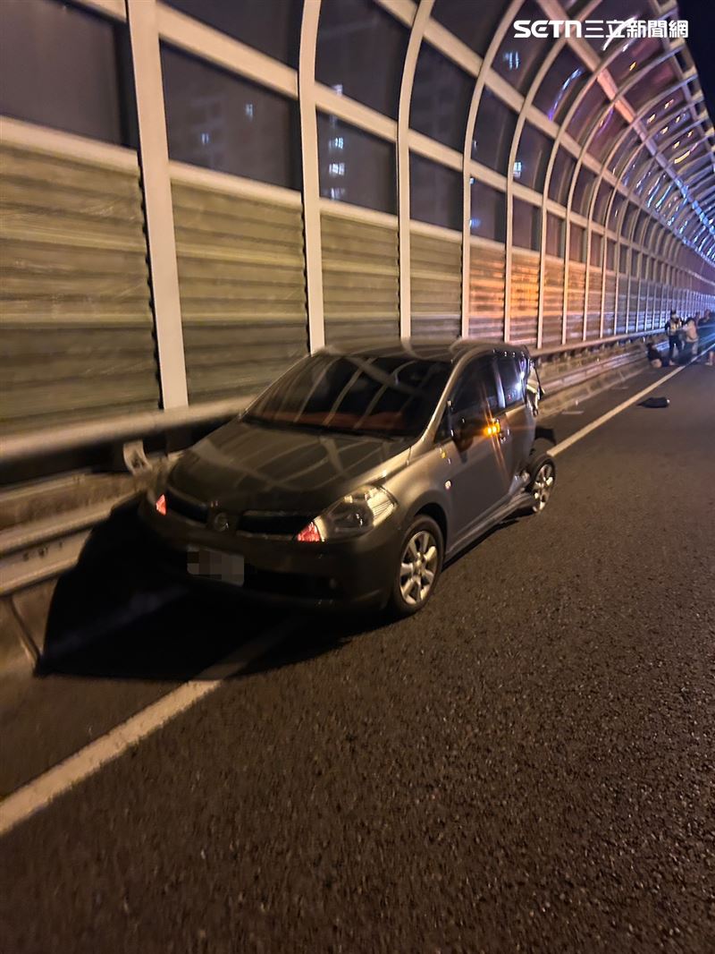 台74台中北屯段發生5車追撞事故,車禍起因竟是保時捷凱燕追撞保時捷911。(圖/翻攝畫面)