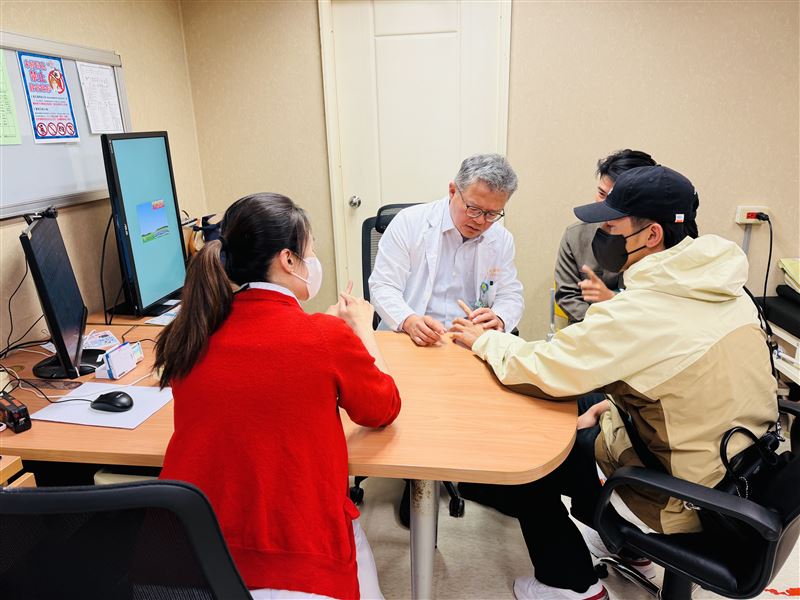 陳傑憲在WBC比賽期間遭觸身球擊中，手指骨裂到高雄長庚就醫復健