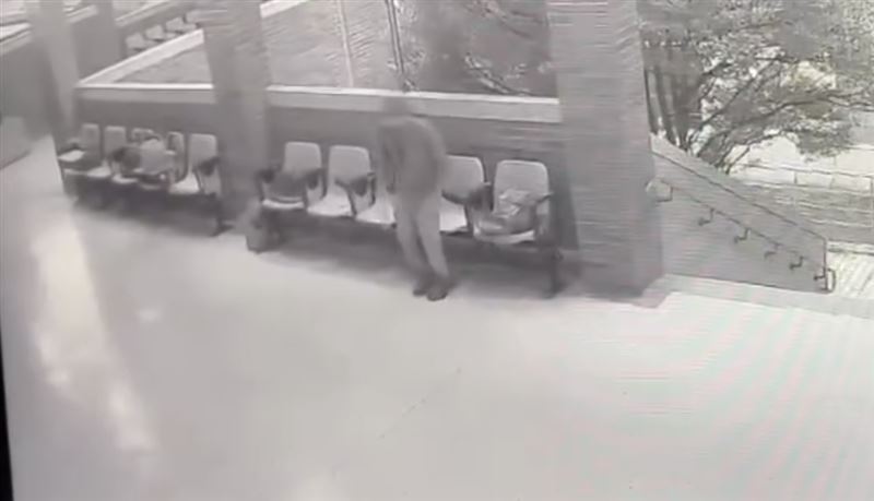 男子將學生包包內的財物竊走。(圖/翻攝自Threads @777_09654)