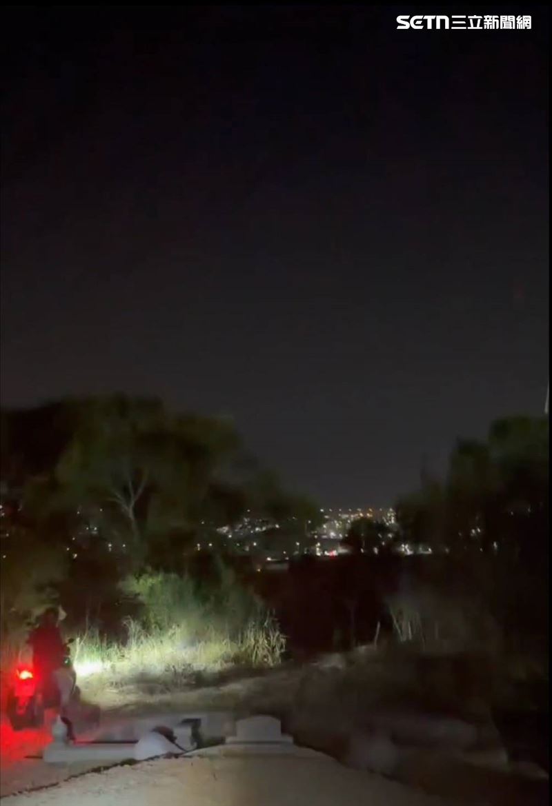 台中外送員送餐騎進墓仔埔，困山區繞1小時出不去，崩潰報警求救。（圖／翻攝畫面）