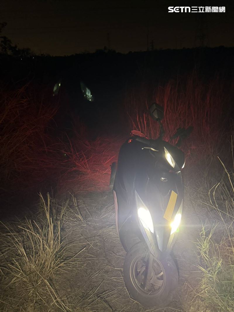 台中外送員送餐騎進墓仔埔，困山區繞1小時出不去，崩潰報警求救。（圖／翻攝畫面）