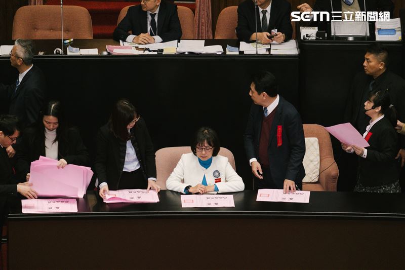 中選會人事權同意案，立法院正在計票。（圖／記者楊士誼攝影）