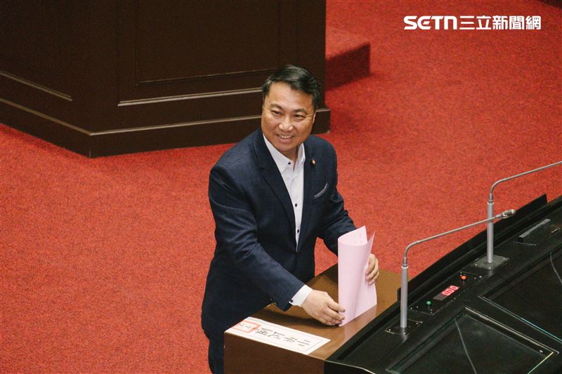 中選會人事權同意案，藍委涂權吉將選票投入票匭。（圖／記者楊士誼攝影）