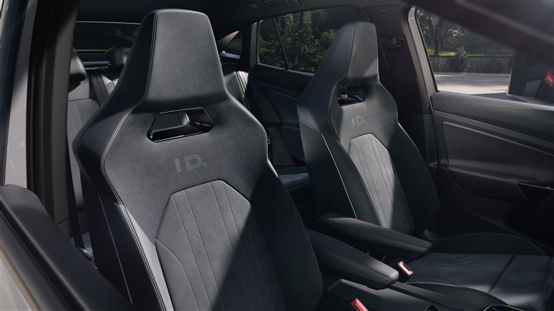 座椅採ArtVelours類麂皮與皮質設計，搭配電動按摩與加熱功能。（圖／Volkswagen提供）