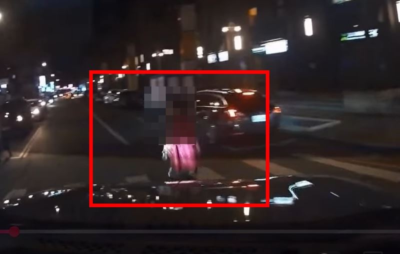 鍾婦被撞瞬間。（圖／翻攝自WoWtchout - 地圖型行車影像分享平台）