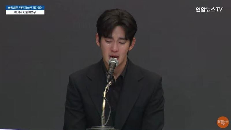 南韓男星金秀賢近年深陷爭議風波，演藝事業一度陷入停擺，距離事件爆發已過1年，相關官司仍在進行中。（圖／翻攝自연합뉴스TV YouTube）