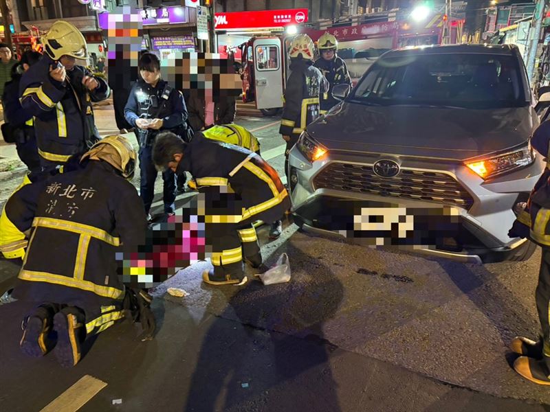 消防隊到場搶救受困休旅車車底的鍾婦。（圖／翻攝畫面）