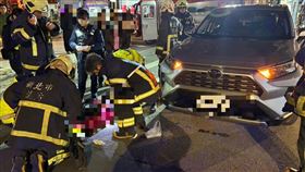 消防隊到場搶救受困休旅車車底的鍾婦。（圖／翻攝畫面）