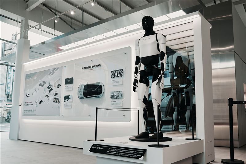 現場也展示多項未來科技，包括第二代Tesla Optimus人形機器人。（圖／Tesla提供）