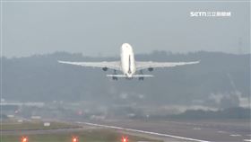 暑假出國貴1200。飛機，出國。