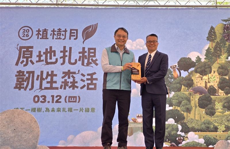 台中銀行認養造林深獲肯定，獲頒林業署感謝獎座。林業署臺中分署長張弘毅（左）與台中銀行數位金融部協理魏鴻詳（右）合影。（圖／台中銀行提供）