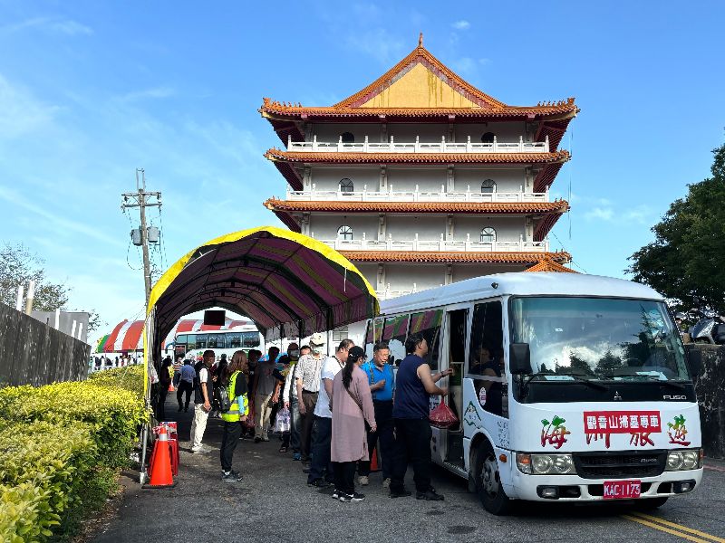 清明掃墓時節將屆，台中市政府13日公布，3月14日起到4月5日的週末及連續假日期間，陸續在太平、后里、豐原、沙鹿及霧峰等區提供掃墓免費接駁服務。（台中市政府提供）