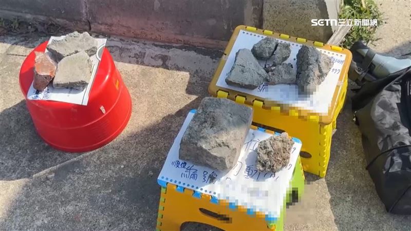 高雄櫻花季音樂節13日登場,不少粉絲提前卡位排隊,從野餐墊、石頭到塑膠椅各種占位方式