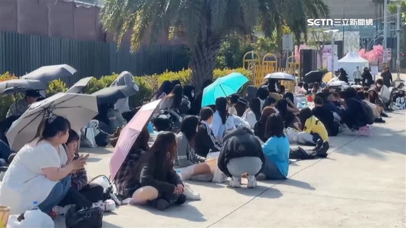 不少粉絲漏夜排隊