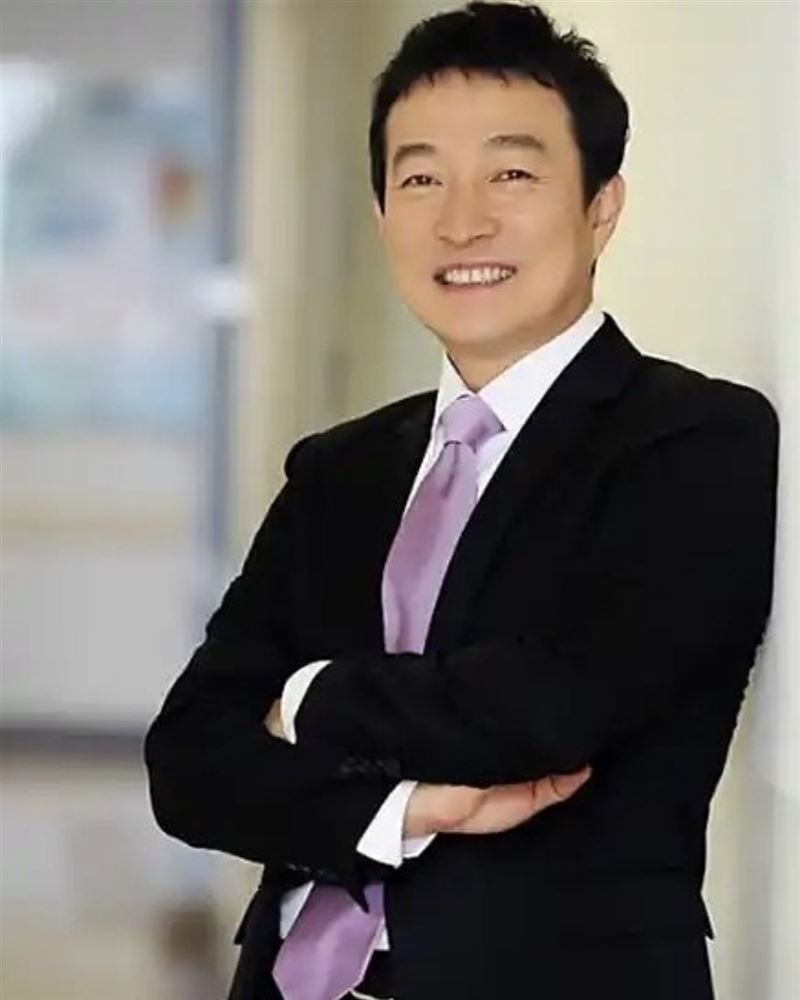 李在龍在發生車禍後並未第一時間報警或投案，反而先與朋友相約到餐廳吃烤肉，警方因此懷疑其可能試圖透過再飲酒「稀釋酒精濃度」以影響檢測結果，引發滅證之說。（圖／翻攝自微博）