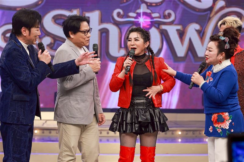 王彩樺（右2）跟伍浩哲（左2）上白冰冰、陽帆節目。（圖／民視提供）