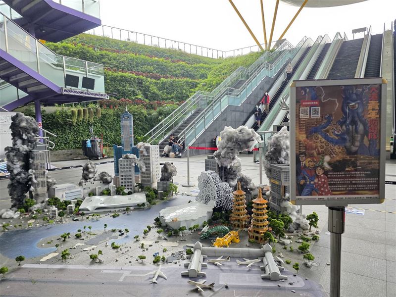 3月6日起在高捷中央公園站展出的「特攝微縮城市」，精緻重現「大港青年防衛隊」活動期間備受好評的龍虎塔、衛武營、高雄流行音樂中心及85大樓等指標建築。（圖／高雄市青年局提供）