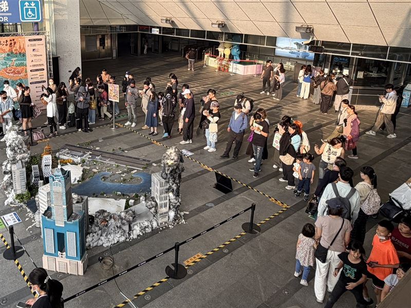 移展至高捷中央公園站的「特攝微縮城市」，吸引許多通勤民眾與旅客駐足拍照。（圖／高雄市青年局提供）