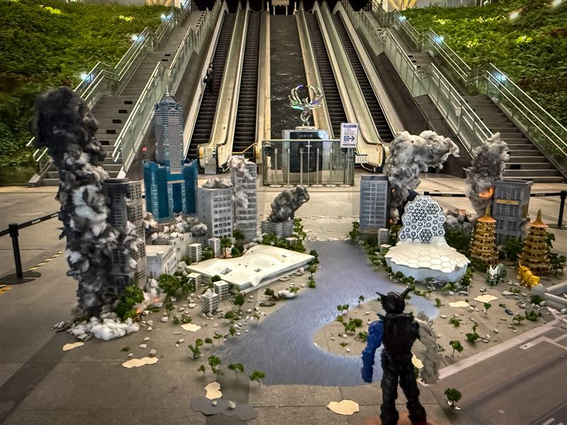 市民自備經典特攝角色或公仔前往展區拍照，並透過低角度拍攝，營造出宛如電影場景般的趣味畫面。（圖／高雄市青年局提供）