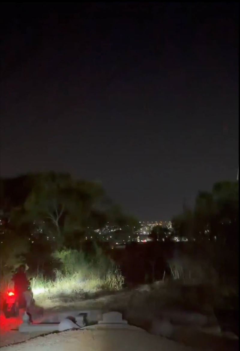 機車被導航騎進蜿蜒小徑山路，陷進坑洞動彈不得。(圖／翻攝畫面)